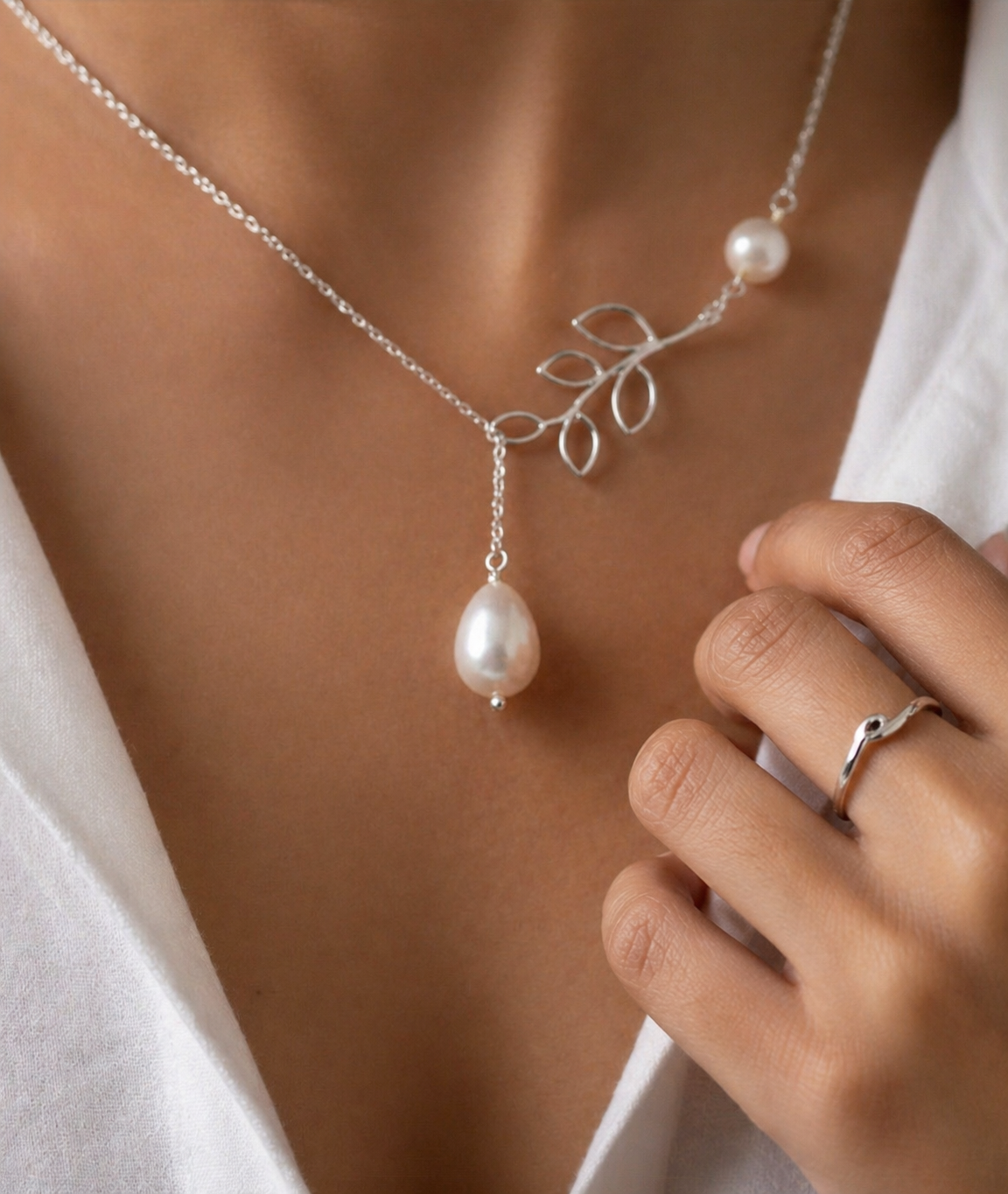 Minimal Pearl Drop Necklace