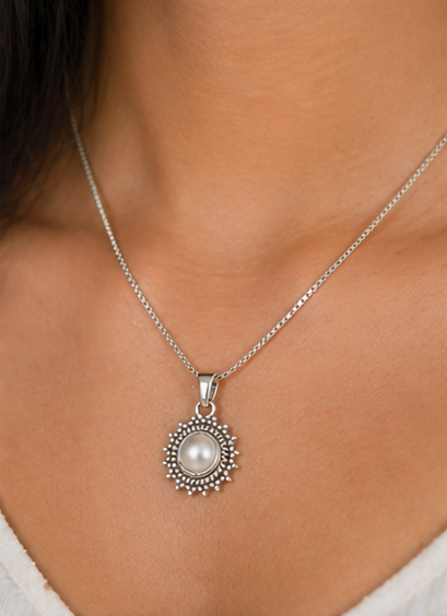 Elegant Sunflower Pearl Necklace