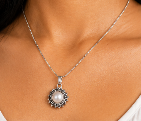 Elegant Sunflower Pearl Necklace