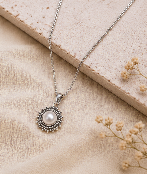 Elegant Sunflower Pearl Necklace