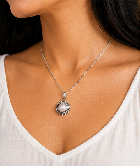 Elegant Sunflower Pearl Necklace
