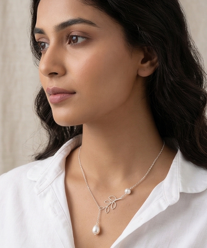 Minimal Pearl Drop Necklace